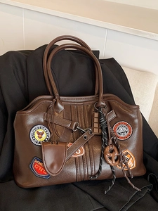 Sac Cabas Badge Vintage Américain Femmes Grande Capacité Cuir PU Rétro Sac à Épaule Style Preppy Écussons