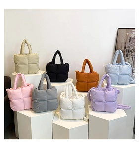 Vue détaillée des sacs à main matelassés disponibles en huit couleurs tendances