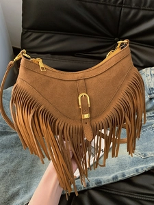 Sac bandoulière demi-lune en daim marron bohème avec de longues franges et métal doré