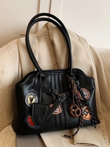 Grand sac fourre-tout noir de style vintage américain avec des écussons brodés chic