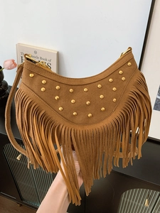 Sac bandoulière bohème en daim marron avec clous dorés et longues franges de luxe