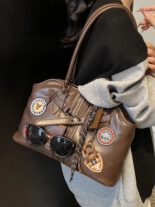 Sac cabas rétro en cuir marron avec patchs vintage et accessoires de style urbain
