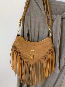 Sac selle bohème en daim marron avec franges et boucle dorée pour femmes