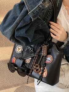 Sac sous le bras rétro noir avec écussons, breloques élégantes et cuir synthétique
