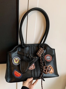 Sac fourre-tout noir rétro avec écussons vintage et breloques alimentaires pour femmes