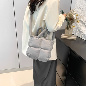 Sac fourre-tout matelassé gris minimaliste avec poignées et bandoulière pour femmes
