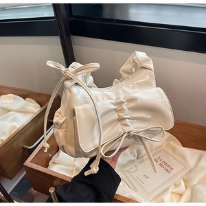 Détail du sac élégant en cuir PU blanc avec un grand nœud et une poignée froncée