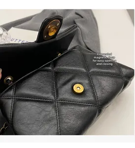 Détail du fermoir magnétique caché et de la texture en cuir matelassé d'un sac chic
