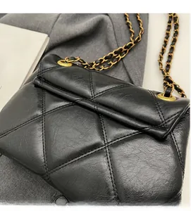 Détail du sac à chaîne matelassé noir en cuir ciré vintage avec garniture dorée