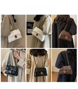Sac à bandoulière matelassé en blanc, noir et marron porté par un mannequin femme