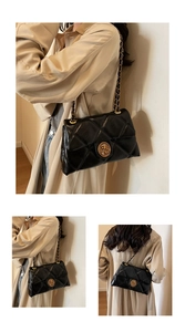 Détail du sac à bandoulière matelassé noir avec boucle tête de lion dorée et chaîne