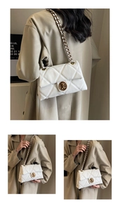 Gros plan du sac matelassé avec boucle dorée et bandoulière en chaîne et cuir chic
