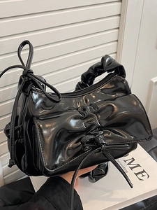 Sac sous le bras chic en similicuir verni noir avec nœud décoratif et poignée froncée