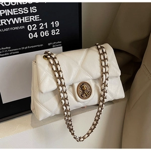 Détail du sac matelassé blanc avec fermoir ours vintage et bandoulière en chaîne