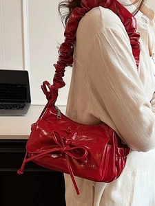 Sac sous l'aisselle chic en cuir verni rouge avec nœud et bandoulière plissée