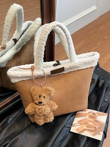 Braune Wildleder-Tasche mit weißem Kunstfellbesatz und Bärenanhänger für den Winter