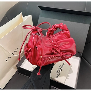 Schicke rote PU-Schultertasche mit plissiertem Griff und großer Schleifendekoration am Beutel