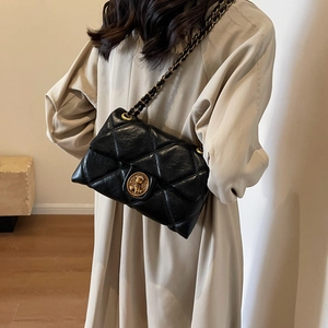Sac à bandoulière noir matelassé avec boucle lion dorée et bandoulière en chaîne