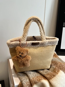 Beigefarbene Handtasche aus Wildlederimitat und Lammfell mit Bären-Anhänger
