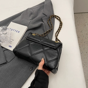 Sac à chaîne noir matelassé en cuir PU double couche avec bandoulière dorée