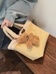 Gelbe Beuteltasche aus Wildlederimitat mit weißem Fleece-Besatz und Bären-Anhänger