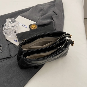 Sac bandoulière en cuir matelassé noir avec intérieur triple couche et accents dorés