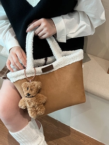 Braune Wildleder-Eimertasche mit weißem Plüschbesatz und Bärenanhänger für Herbst und Winter
