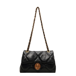 Sac à bandoulière en cuir matelassé noir avec emblème doré vintage sur fond blanc