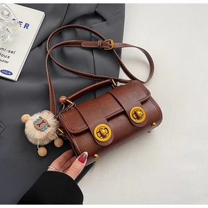 Nahaufnahme der dunkelbraunen Boston Bag mit goldenen Schlössern und Lamm-Anhänger