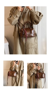 Vue détaillée du sac Boston marron en cuir ciré avec pompons et bandoulière amovible