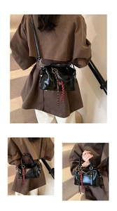 Détail d'un sac à main noir brillant en cuir ciré avec pendentif en corde tressée