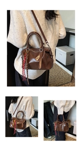 Détails du sac Boston marron vintage avec bandoulière réglable et accessoire de tissage