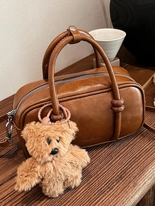 Borsa da Donna Retro in Pelle PU Boston Bowling Semplice Tinta Unita Tracolla a Mano Con Pendente Orsetto di Peluche