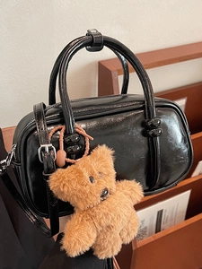Borsa bowling lucida in pelle PU nera con ciondolo a forma di orso e tracolla