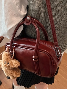 Borsa bowling vintage in pelle PU rosso vino con ciondolo orsetto e tracolla