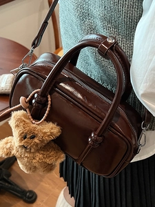 Borsa bowling vintage in pelle PU marrone scuro lucida con ciondolo a forma di orsetto