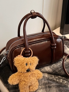 Borsa bowling vintage marrone in PU lucido con ciondolo a orsetto per le donne