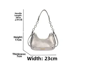 Dimensions détaillées du sac sous le bras argenté avec largeur 23cm et chaîne
