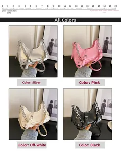 Détail montrant les couleurs du sac demi-lune avec des chaînes métalliques épaisses