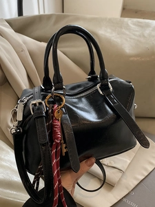 Sac Boston noir classique en cuir ciré brillant avec charme doré et bandoulière