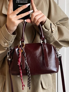 Sac Boston luxe rouge vin en cuir ciré brillant pour femme, porté main ou bandoulière