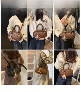 Collage du mannequin portant le sac Boston en cuir vintage sous plusieurs perspectives