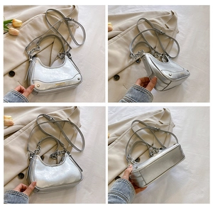 Vues détaillées du sac hobo argenté métallisé avec texture plissée et chaîne