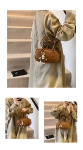 Détails du sac tonneau en cuir PU marron avec lettres embossées et breloque peluche
