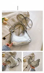 Détail du sac hobo argenté avec texture craquelée métallique et bandoulière chaîne