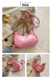 Détails du sac bandoulière en cuir verni rose avec chaîne argentée et rivets