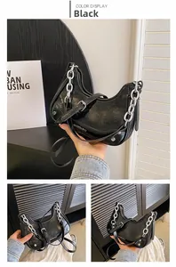 Vue détaillée du sac croissant noir avec chaîne argentée et cuir huilé brillant