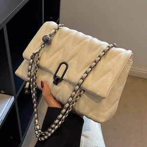 Petit sac à bandoulière matelassé blanc avec surpiqûres en V et chaîne en métal noir