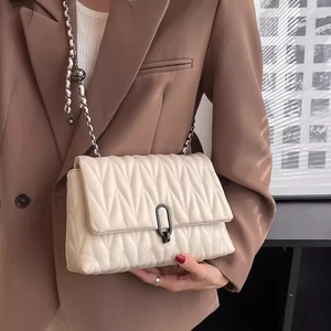 Sac à bandoulière élégant en cuir matelassé crème avec texture en V et chaîne argentée