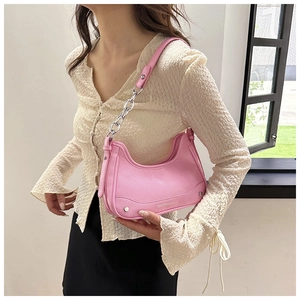 Sac demi-lune rose en cuir texturé avec bandoulière chaîne et rivets métalliques fins